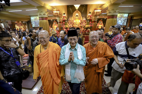 Menteri Agama Nasaruddin Umar di Wihara Ekayana Arama, Jakarta Barat, Senin (12/5/2025). Foto: Jamal Ramadhan/kumparan
