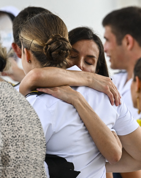 Putri Leonor dari Spanyol memeluk ibunya, Ratu Letizia, saat kapal pelatihan Angkatan Laut Juan Sebastian bersandar di Panama City, 3 Mei 2025. Foto: Martin Bernetti/AFP
