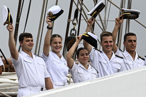 Putri Leonor dari Spanyol memeluk ibunya, Ratu Letizia, saat kapal pelatihan Angkatan Laut Juan Sebastian bersandar di Panama City, 3 Mei 2025. Foto: Martin Bernetti/AFP