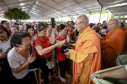 Umat Buddha mengikuti prosesi Puja Bakti saat perayaan  Waisak tahun 2025/2569 BE di Wihara Ekayana Arama, Jakarta Barat, Senin (12/5/2025). Foto: Jamal Ramadhan/kumparan