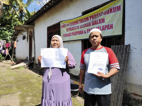 Seorang guru honorer bernama Hedi Ludiman (49) dan istrinya Evi Fatimah (38) di Sleman jadi korban mafia tanah. Berjuang 12 tahun tapi sertifikat tak kunjung kembali, Senin (12/5/2025). Foto: Arfiansyah Panji Purnandaru/kumparan
