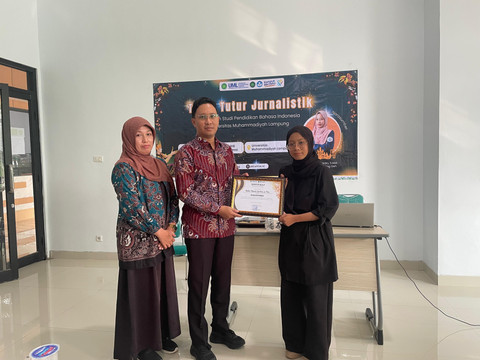 Penyerahan sertifikat dari UML ke pemateri. | Foto: Puput Octaviani/Lampung Geh