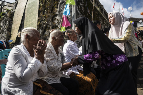 Warga lintas agama bersilaturahmi dengan umat Buddha dalam perayaan Hari Raya Tri Suci Waisak 2569 BE tahun 2025 di Wihara Buddha Bhumika, Dusun Thekelan, Desa Batur, Getasan, Kabupaten Semarang, Jawa Tengah, Senin (12/5/2025). Foto: Aprillio Akbar/ANTARA FOTO