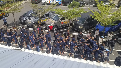 Sejumlah tersangka aksi premanisme meliputi kasus pencurian, pemerasan, pengancaman, hingga penganiayaan, dihadirkan dalam konferensi pers Operasi Pekat Lodaya 2 2025 di Mapolresta Bandung, Senin (12/5/2025). Foto: Robby Bouceu/kumparan