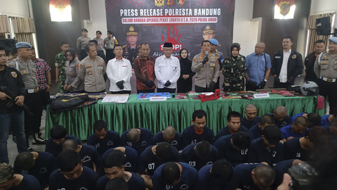 Sejumlah tersangka aksi premanisme meliputi kasus pencurian, pemerasan, pengancaman, hingga penganiayaan, dihadirkan dalam konferensi pers Operasi Pekat Lodaya 2 2025 di Mapolresta Bandung, Senin (12/5/2025). Foto: Robby Bouceu/kumparan