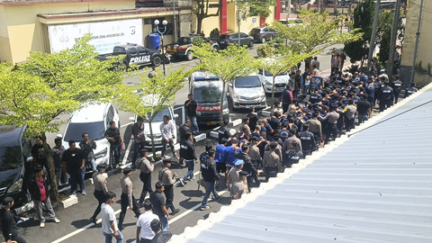 Sejumlah tersangka aksi premanisme meliputi kasus pencurian, pemerasan, pengancaman, hingga penganiayaan, dihadirkan dalam konferensi pers Operasi Pekat Lodaya 2 2025 di Mapolresta Bandung, Senin (12/5/2025). Foto: Robby Bouceu/kumparan