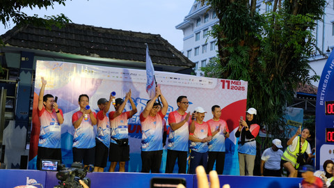 Wali Kota Yogyakarta, Hasto Wardoyo dan Wakil Wali Kota, Wawan Harmawan, melepas peserta dari garis start. Foto: Dok. Bethesda Heritage Fun Run