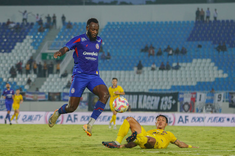 Pemain Persik Kediri Adi Eko Jayanto (kanan) berusaha merebut bola dari pemain Arema FC Charles Lokolingoy (kiri) pada pertandingan Liga 1 di Stadion Kanjuruhan, Kabupaten Malang, Jawa Timur, Minggu (11/5/2025). Foto: Irfan Sumanjaya/ANTARA FOTO