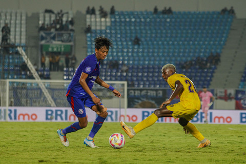 Pemain Persik Kediri Hugo Samir (kanan) berusaha merebut bola dari pemain Arema FC Achmad Maulana (kiri) pada pertandingan Liga 1 di Stadion Kanjuruhan, Kabupaten Malang, Jawa Timur, Minggu (11/5/2025). Foto: Irfan Sumanjaya/ANTARA FOTO