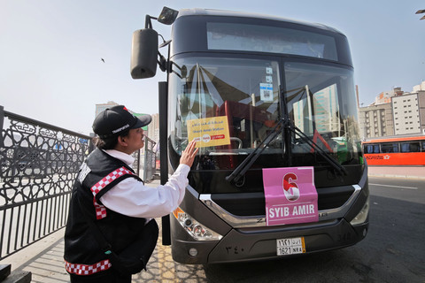 Petugas transportasi mengecek bus selawat yang akan digunakan untuk mengangkut jamaah calon haji Indonesia setelah beribadah di Masjidil Haram di terminal Syib Amir, Makkah, Arab Saudi, Minggu (11/5/2025). Foto: Andika Wahyu/ANTARA FOTO