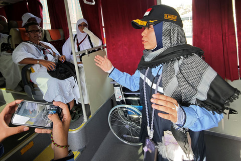 Petugas transportasi mengecek bus selawat yang akan digunakan untuk mengangkut jamaah calon haji Indonesia setelah beribadah di Masjidil Haram di terminal Syib Amir, Makkah, Arab Saudi, Minggu (11/5/2025). Foto: Andika Wahyu/ANTARA FOTO