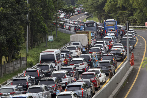 Antrean kendaraan menuju kawasan wisata Puncak, Kabupaten Bogor, Jawa Barat, Senin (12/5/2025). Foto: Yulius Satria Wijaya/ANTARA FOTO
