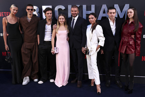 Mantan pemain sepak bola Inggris David Beckham dan istrinya Victoria Beckham berpose bersama anak-anaknya saat pemutaran perdana film "Beckham" di London. Foto: Henry Nicholls/AFP