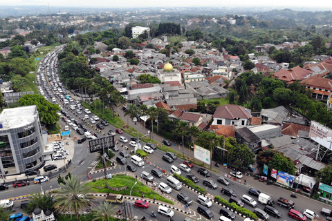 Foto udara antrean kendaraan saat diberlakukan sistem satu arah (one way) di Jalan Raya Puncak, Gadog, Kabupaten Bogor, Jawa Barat, Senin (12/5/2025). Foto: Yulius Satria Wijaya/ANTARA FOTO