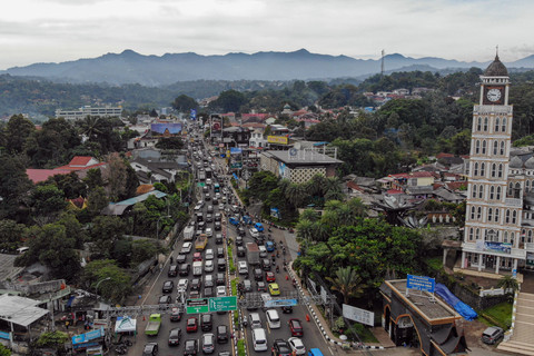 Foto udara antrean kendaraan saat diberlakukan sistem satu arah (one way) di Jalan Raya Puncak, Gadog, Kabupaten Bogor, Jawa Barat, Senin (12/5/2025). Foto: Yulius Satria Wijaya/ANTARA FOTO