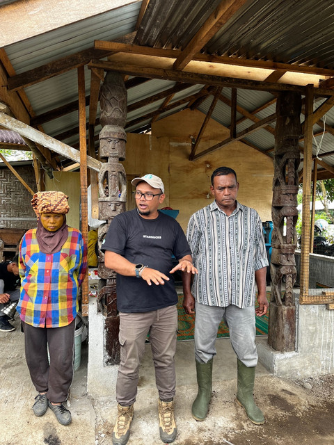 Ngamanken Palawi (kanan) dan istrinya Junita (kiri), Petani kopi di Cimbang, Sumatera Utara didampingi staf FSC. Foto: Adhie Ichsan/kumparan
