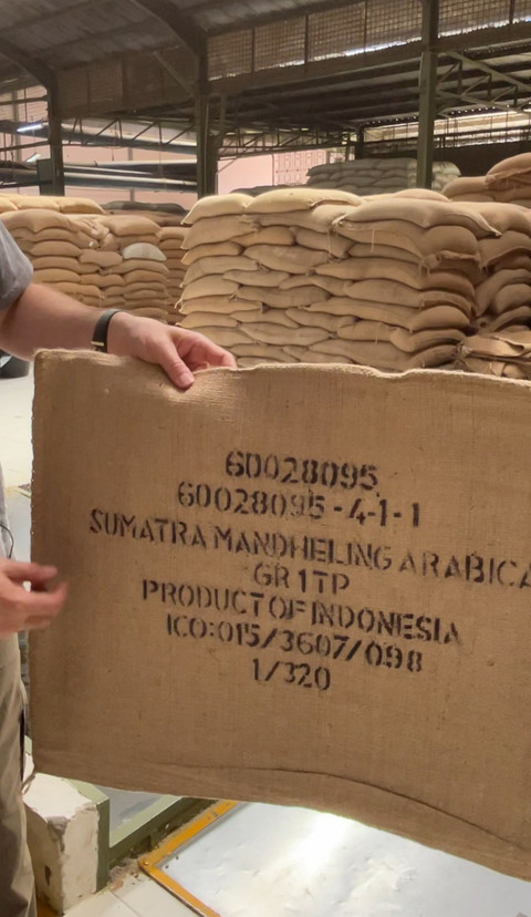 Matt menunjukkan kemasan produk kopi Arabika asal Indonesia yang siap diekspor. Foto: Adhie Ichsan/kumparan