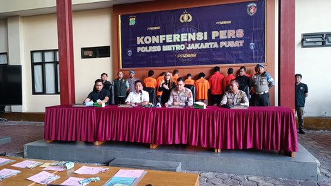 Polisi menunjukkan barang bukti dan tersangka pemalakan dari Operasi Berantas Jaya saat rilis di Polres Metro Jakarta Pusat, Senin (12/5/2025). Foto: Thomas Bosco/kumparan