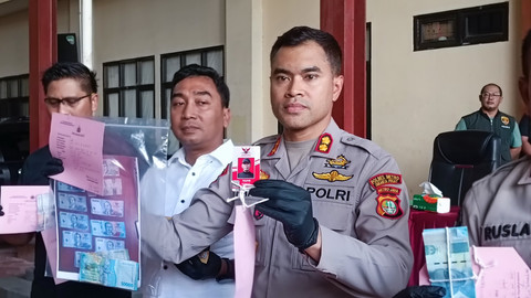 Polisi menunjukkan barang bukti dan tersangka pemalakan dari Operasi Berantas Jaya saat rilis di Polres Metro Jakarta Pusat, Senin (12/5/2025). Foto: Thomas Bosco/kumparan