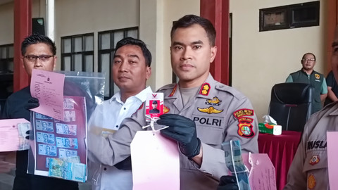 Polisi menunjukkan barang bukti dan tersangka pemalakan dari Operasi Berantas Jaya saat rilis di Polres Metro Jakarta Pusat, Senin (12/5/2025). Foto: Thomas Bosco/kumparan