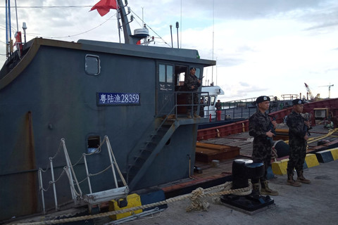 Kapal ikan ilegal asal China saat dihadirkan di jumpa pers di Pelabuhan Benoa. Foto: Dok. Istimewa