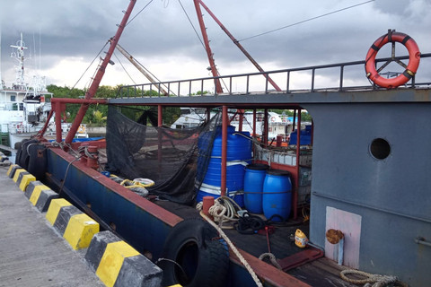 Kapal ikan ilegal asal China saat dihadirkan di jumpa pers di Pelabuhan Benoa. Foto: Dok. Istimewa