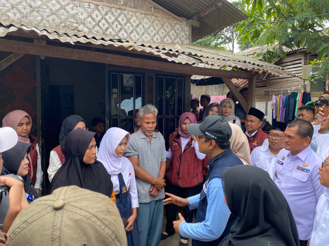 Mensos RI, Saifullah Yusuf menemui calon siswa sekolah rakyat. | Foto: Sinta Yuliana/Lampung Geh