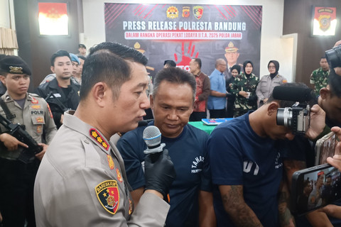 Pelaku pencurian motor yang ditangkap di Kabupaten Bandung saat dihadirkan dalam press release di Mapolresta, Senin (12/5/2025). Foto: Robby Bouceu/kumparan