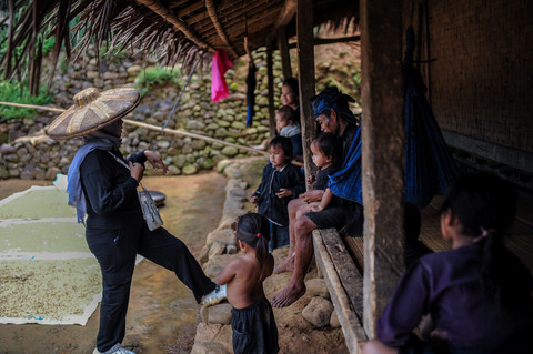 Bidan Puskesmas Cisimeut Rika Nopita mengajak ibu Suku Baduy untuk mengikuti pemberian vitamin A di Kampung Pamoean, Lebak, Banten. Foto: Muhammad Bagus Khoirunas/ANTARA FOTO