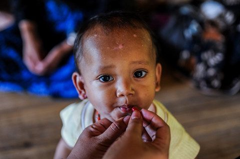 Bidan Puskesmas Cisimeut Rika Nopita memberikan vitamin A kepada anak Suku Baduy di Kampung Pamoean, Lebak, Banten. Foto: Muhammad Bagus Khoirunas/ANTARA FOTO