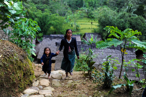 Sejumlah ibu Suku Baduy berdatangan untuk mengikuti pemberian vitamin A di Kampung Pamoean, Lebak, Banten. Foto: Muhammad Bagus Khoirunas/ANTARA FOTO