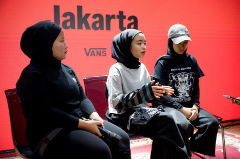 Sitti (kiri), Marsya (tengah), dan Widi (kanan), personel Voice of Baceprot saat diwawancarai di Vans Old Skool Block Party, M Bloc Space, Jakarta Selatan, Rabu (30/4/2025). Foto: Vans Indonesia