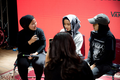 Voice of Baceprot saat diwawancarai kumparanWOMAN di Vans Old Skool Block Party, M Bloc Space, Jakarta Selatan, Rabu (30/4/2025). Foto: Vans Indonesia