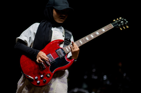 Marsya Voice of Baceprot beraksi di Vans Old Skool Block Party, M Bloc Space, Jakarta Selatan, Rabu (30/4/2025). Foto: Vans Indonesia