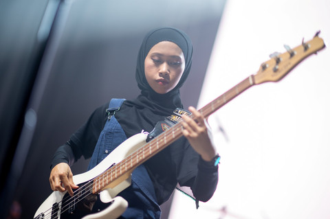 Widi Voice of Baceprot beraksi dengan bass saat manggung di Vans Old Skool Block Party, M Bloc Space, Jakarta Selatan, Rabu (30/4/2025). Foto: Vans Indonesia