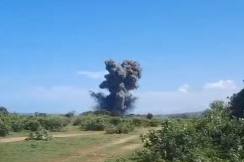 Suasana peledakan amunisi di pantai kawasan Sagara, Kecamatan Cibalong, Kabupaten Garut, Jawa Barat, Senin (12/25/2025). Foto: ANTARA/HO-warga