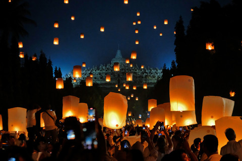 Peserta menerbangkan lampion saat Festival Lampion Waisak 2025 di Marga Utama kompleks Taman Wisata Candi (TWC) Borobudur, Magelang, Jawa Tengah, Senin (12/5/2025). Foto: Anis Efizudin/ANTARA FOTO