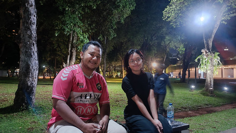Galuh dan Karlin, warga Jakarta yang memilih habiskan malam libur panjang di Lapangan Banteng, Senin (12/5/2025). Foto: Thomas Bosco/kumparan