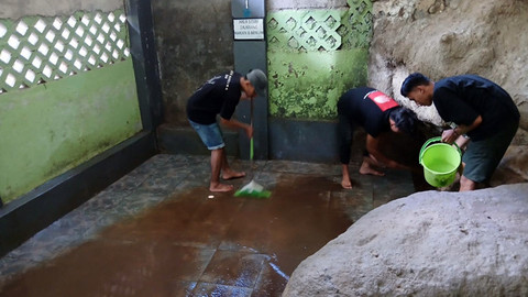 Pegiat lingkungan dari KMPA Tansa dan KPA Silvaterra, melakukan pembersihan musala di area makam pahlawan Tuanku Imam Bonjol di Minahasa. (foto: istimewa)