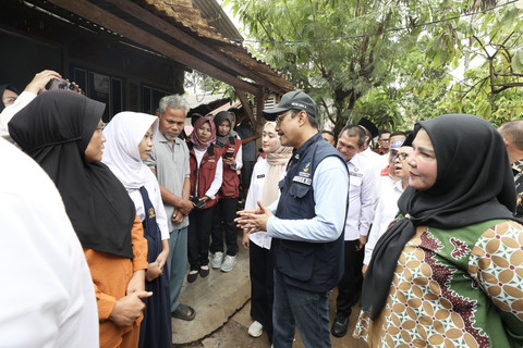 Mensos Saifullah Yusuf atau Gus Ipul meninjau rumah calon siswa Sekolah Rakyat di Way Halim, Kota Bandar Lampung, Senin (12/5/2025). Foto: Kemensos RI