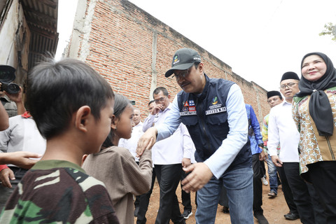 Mensos Saifullah Yusuf atau Gus Ipul meninjau rumah calon siswa Sekolah Rakyat di Way Halim, Kota Bandar Lampung, Senin (12/5/2025). Foto: Kemensos RI