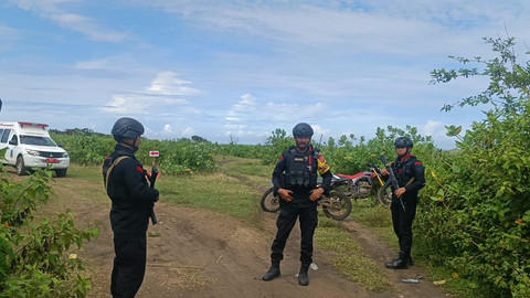 Anggota Brimob berjaga di lokasi jalan menuju okasi pemusnahan amunisi kadaluarsa di Desa Sagara, Kecamatan Cibalong, Kabupaten Garut, Jawa Barat, Selasa (13/5). Masyarakat dilarang mendekat, saat ini penyisiran untuk sterilisasi masih dilakukan.  Foto: Robby Bouceu/kumparan