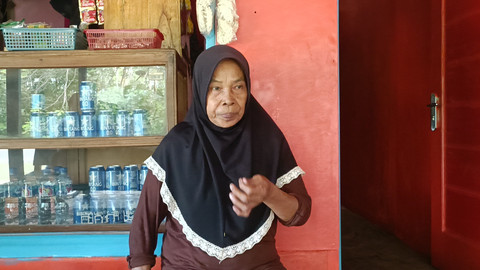 Dede (63) warga Desa Sancang Kabupaten Garut, saat berbincang di kediamannya, Rabu (13/5). Foto: Robby Bouceu/kumparan