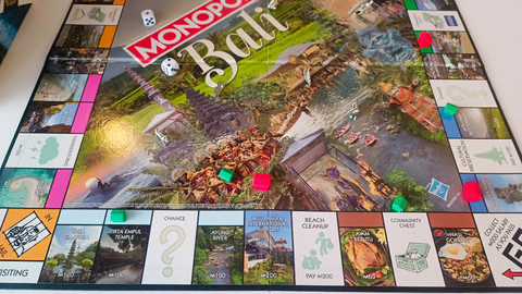 Bermain Monopoli Edisi Pariwisata Berkelanjutan Bali. Foto: Denita BR Matondang/kumparan