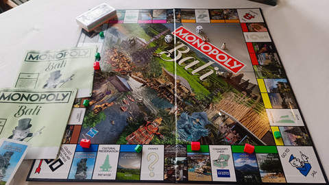 Bermain Monopoli Edisi Pariwisata Berkelanjutan Bali. Foto: Denita BR Matondang/kumparan