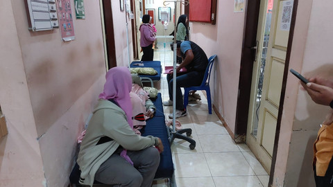 Sebanyak 64 lansia warga Desa Sidomulyo, Kabupaten Blitar mengalami keracunan diduga usai mengonsumsi kolak kacang hijau dan pisang saat pemeriksaan kesehatan. Foto: Dok. Polres Blitar Kota