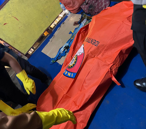 Evakuasi jenazah pedagang balon keliling yang ditemukan meninggal dunia di teras Kantor KONI Sintang. Foto: Dok. Istimewa