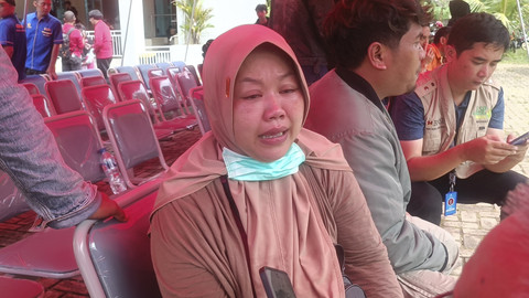 Dede, istri dari Endang Rahmat korban ledakan amunisi ditemui di RSUD Pameungpeuk, Selasa (13/5/2025). Foto: Robby Bouceu/kumparan