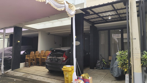 Suasana rumah duka Kolonel Cpl Antonius Hermawan di Perumahan Seruni Hills, Bekasi, pada Selasa (13/5/2025). Foto: Rachmadi Rasyad/kumparan