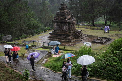 Wisatawan berkunjung di obyek wisata cagar budaya Candi Gedongsongo, Bandungan, Kabupaten Semarang, Jawa Tengah, Selasa (13/5/2025). Foto: Aprillio Akbar/ANTARA FOTO
